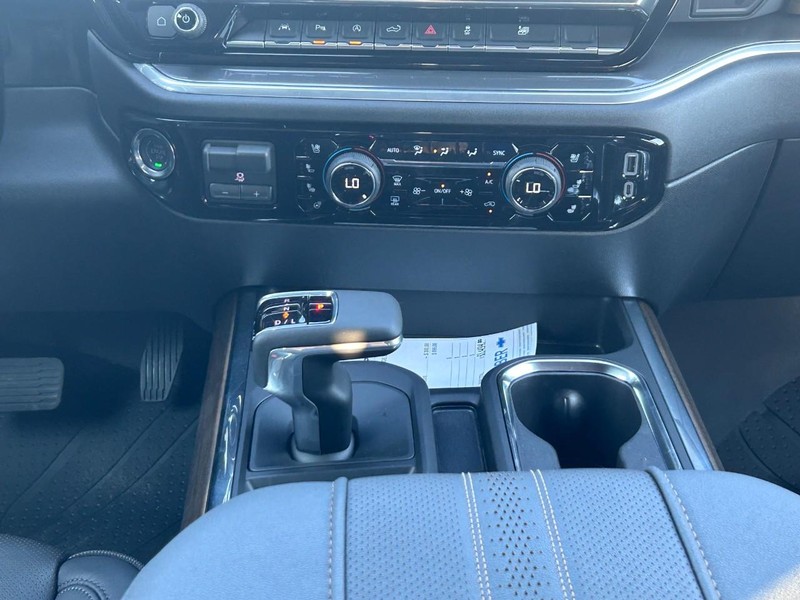 Chevrolet Silverado 1500 Vehicle Full-screen Gallery Image 10