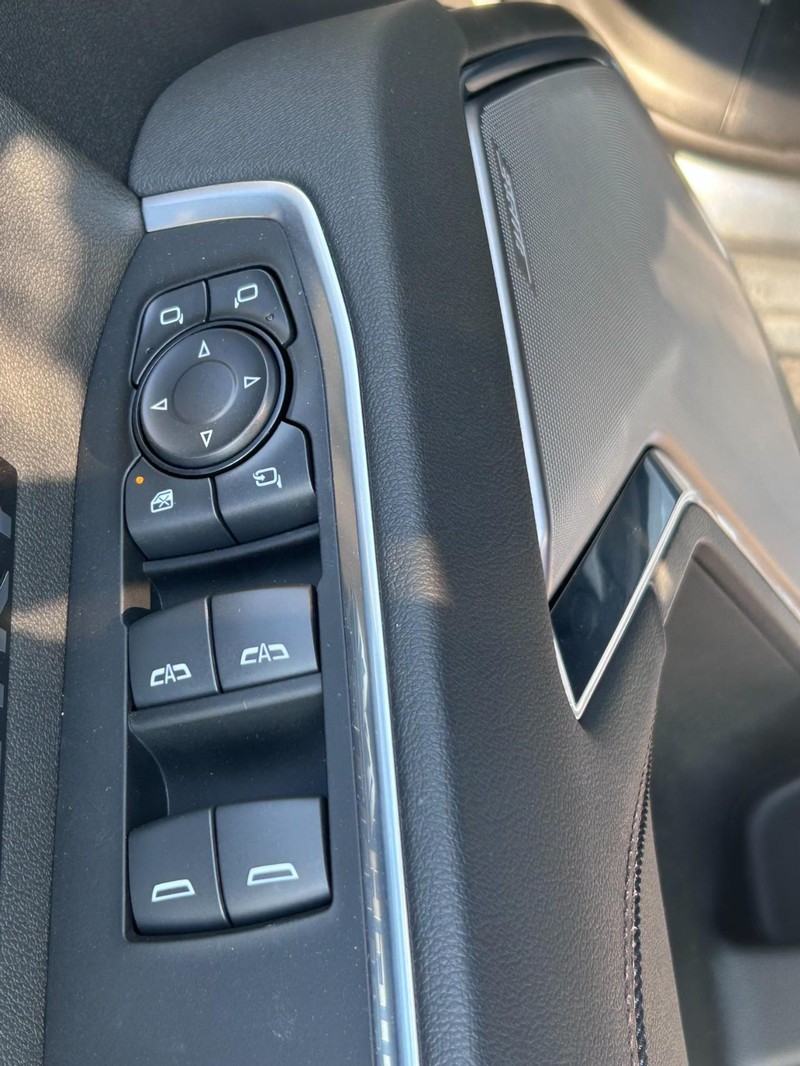 Chevrolet Silverado 1500 Vehicle Full-screen Gallery Image 11
