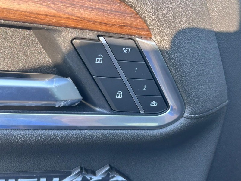 Chevrolet Silverado 1500 Vehicle Full-screen Gallery Image 12