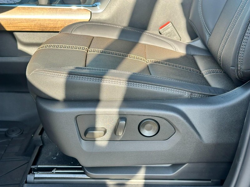 Chevrolet Silverado 1500 Vehicle Full-screen Gallery Image 12