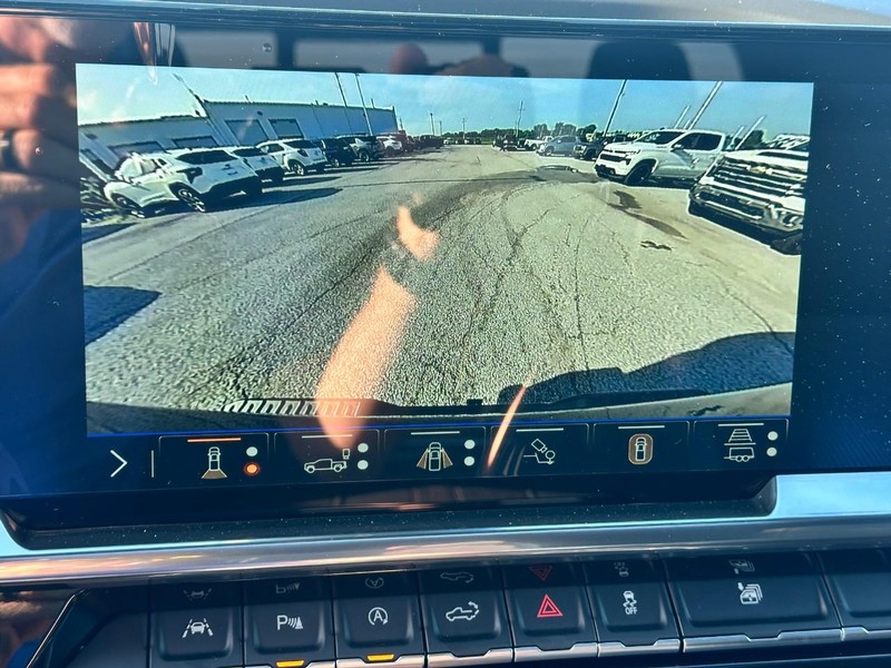 Chevrolet Silverado 1500 Vehicle Full-screen Gallery Image 16