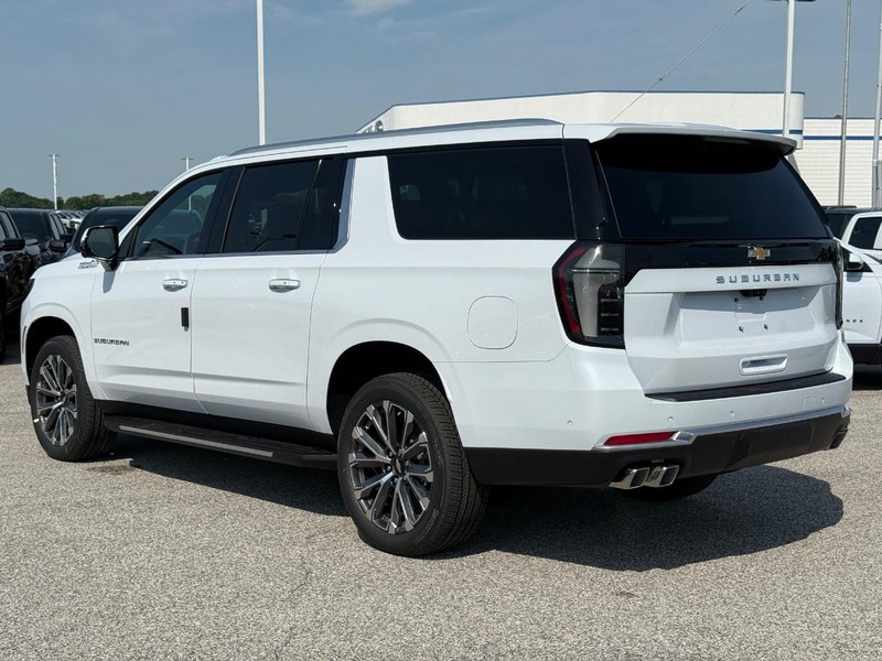 Chevrolet Suburban Vehicle Full-screen Gallery Image 3