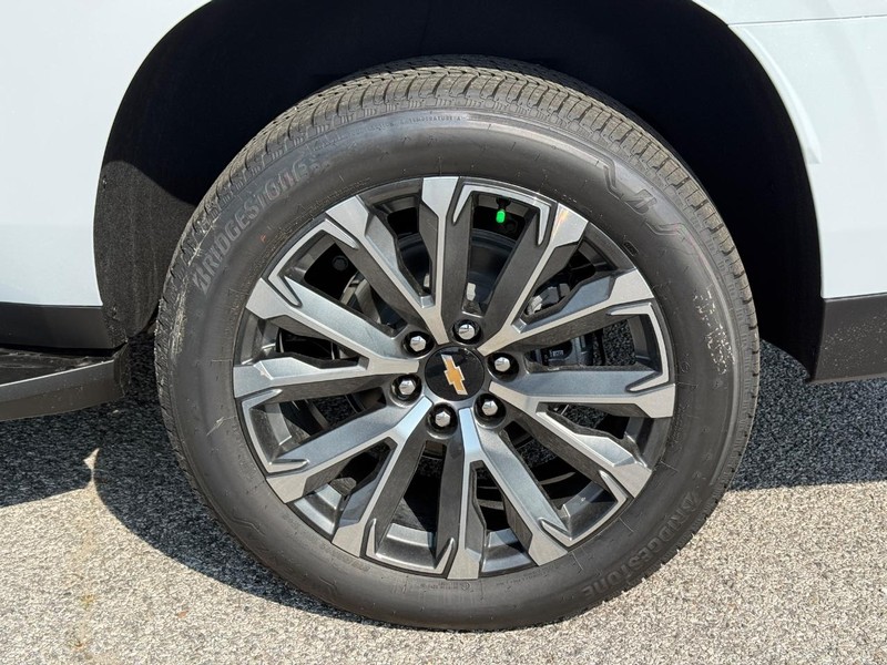 Chevrolet Suburban Vehicle Full-screen Gallery Image 4
