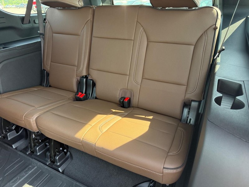 Chevrolet Suburban Vehicle Full-screen Gallery Image 5