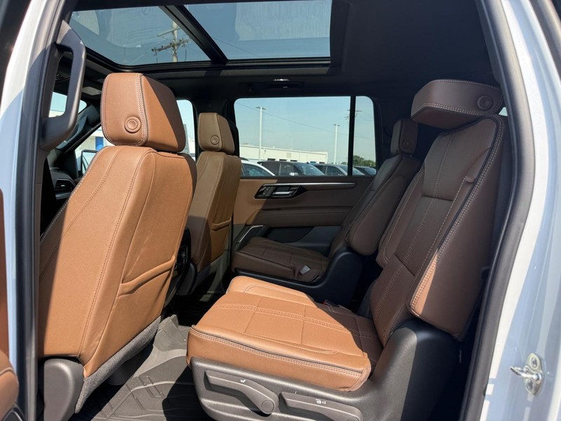 Chevrolet Suburban Vehicle Full-screen Gallery Image 6