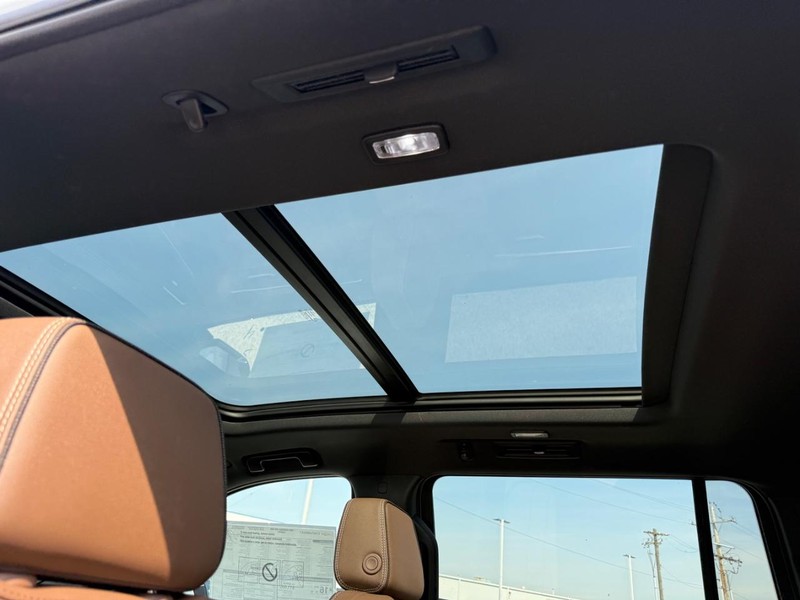 Chevrolet Suburban Vehicle Full-screen Gallery Image 7