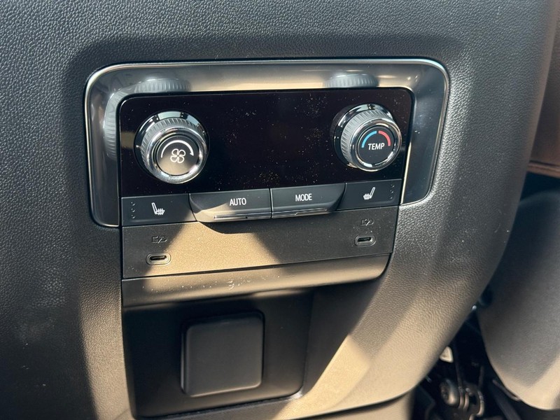 Chevrolet Suburban Vehicle Full-screen Gallery Image 8