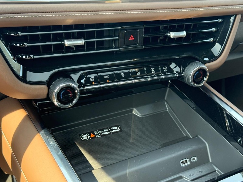 Chevrolet Suburban Vehicle Full-screen Gallery Image 16