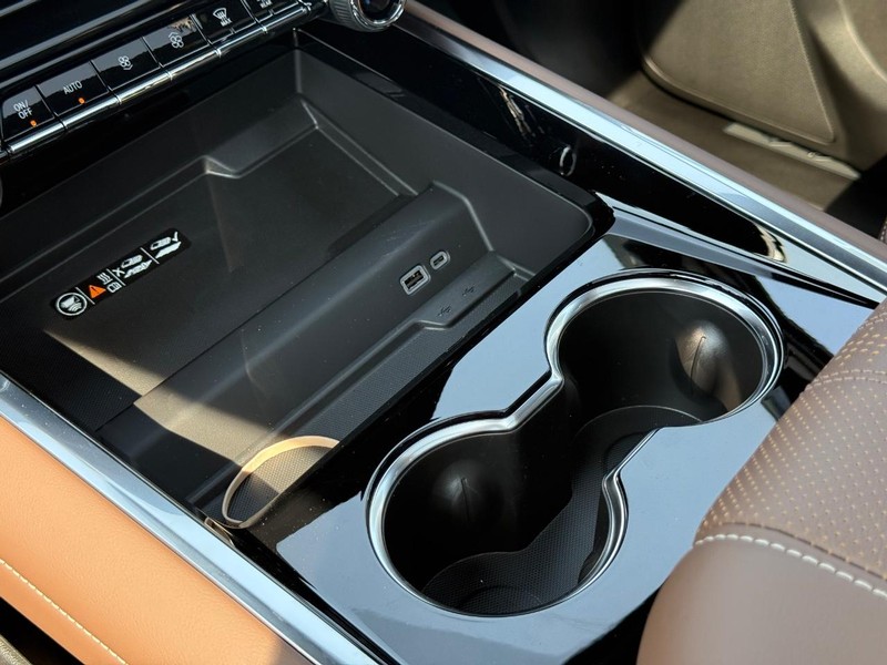 Chevrolet Suburban Vehicle Full-screen Gallery Image 17