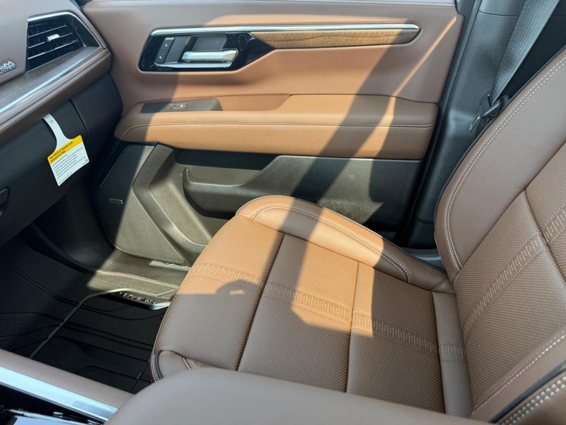 Chevrolet Suburban Vehicle Full-screen Gallery Image 18