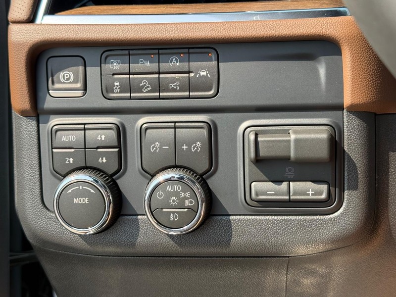 Chevrolet Suburban Vehicle Full-screen Gallery Image 19