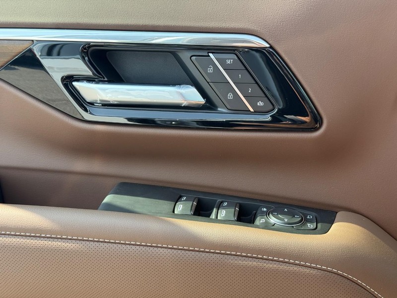 Chevrolet Suburban Vehicle Full-screen Gallery Image 21