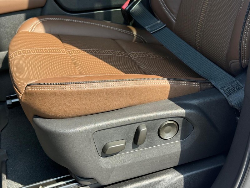 Chevrolet Suburban Vehicle Full-screen Gallery Image 22