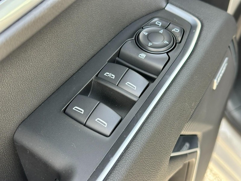 Chevrolet Silverado 1500 Vehicle Full-screen Gallery Image 9