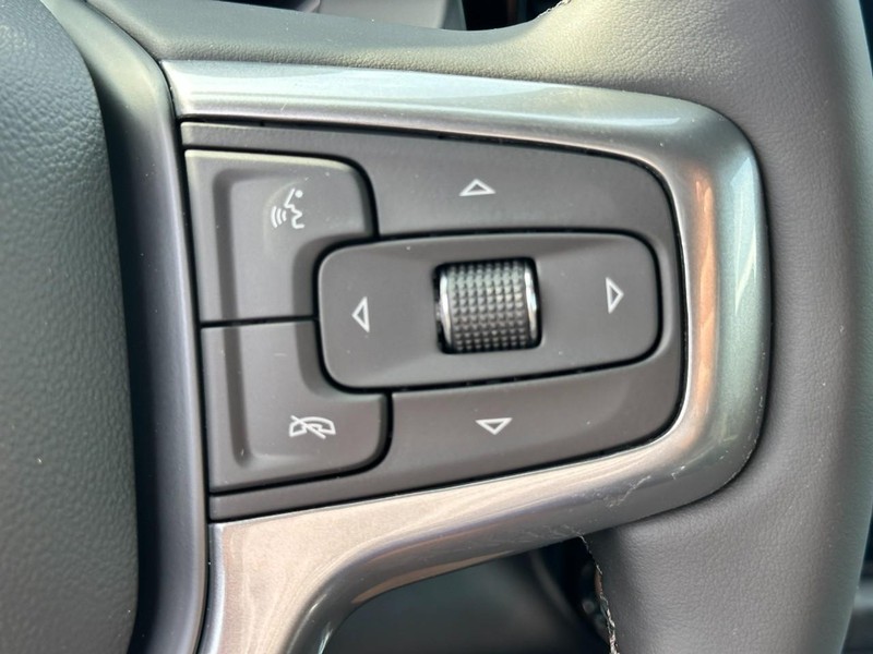 Chevrolet Silverado 1500 Vehicle Full-screen Gallery Image 12