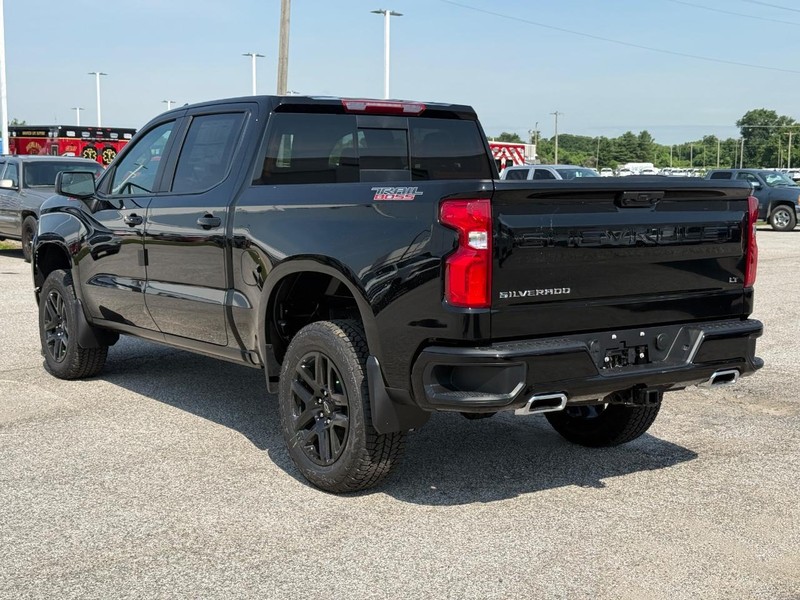 Chevrolet Silverado 1500 Vehicle Full-screen Gallery Image 3