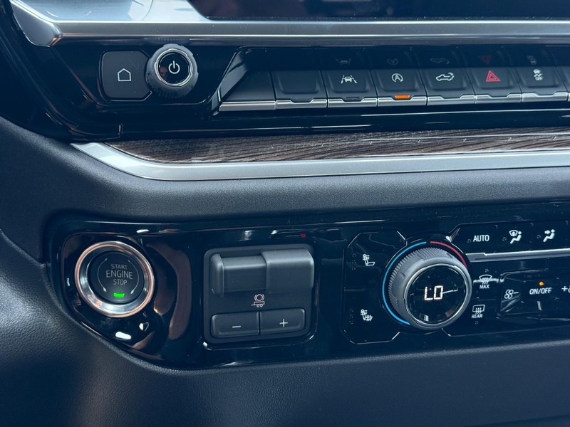 Chevrolet Silverado 1500 Vehicle Full-screen Gallery Image 12