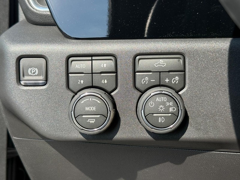 Chevrolet Silverado 1500 Vehicle Full-screen Gallery Image 16