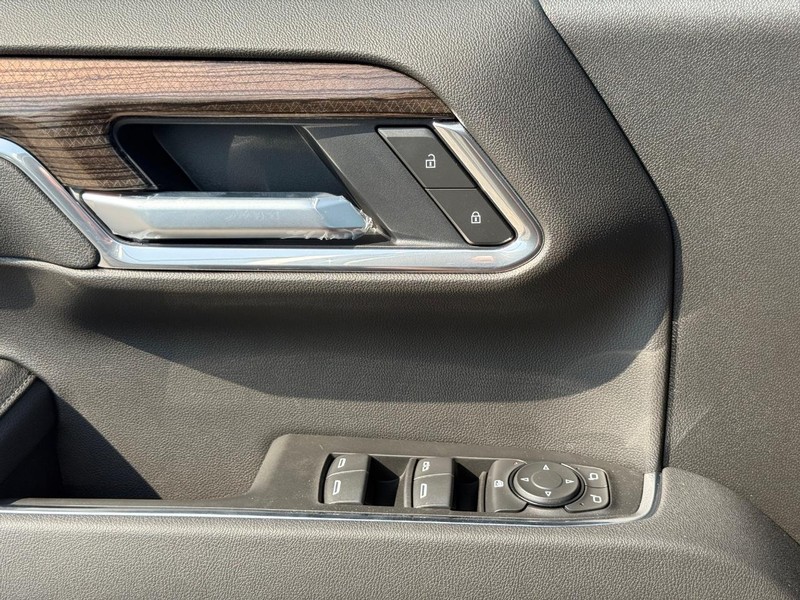 Chevrolet Silverado 1500 Vehicle Full-screen Gallery Image 18