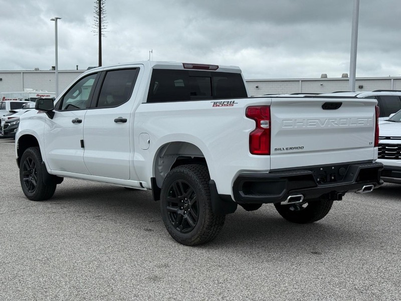 Chevrolet Silverado 1500 Vehicle Full-screen Gallery Image 3