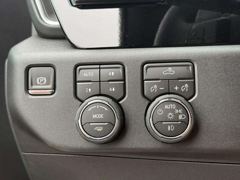 Chevrolet Silverado 1500 Vehicle Full-screen Gallery Image 16