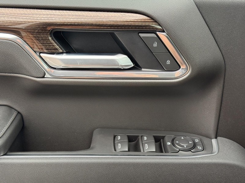 Chevrolet Silverado 1500 Vehicle Full-screen Gallery Image 18
