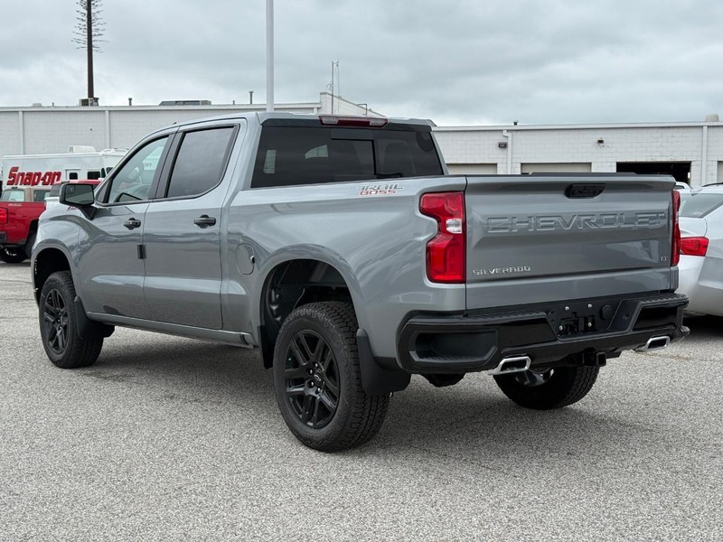 Chevrolet Silverado 1500 Vehicle Full-screen Gallery Image 3