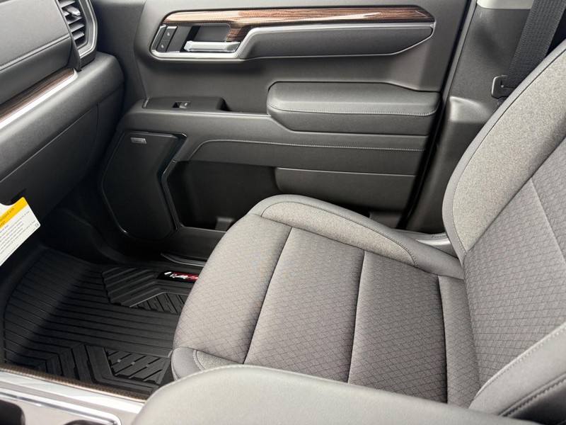 Chevrolet Silverado 1500 Vehicle Full-screen Gallery Image 15