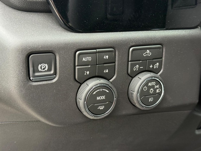 Chevrolet Silverado 1500 Vehicle Full-screen Gallery Image 16