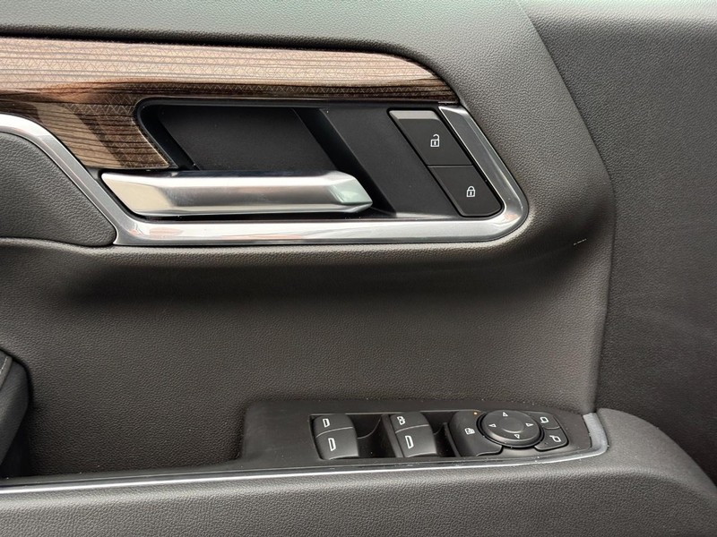 Chevrolet Silverado 1500 Vehicle Full-screen Gallery Image 18