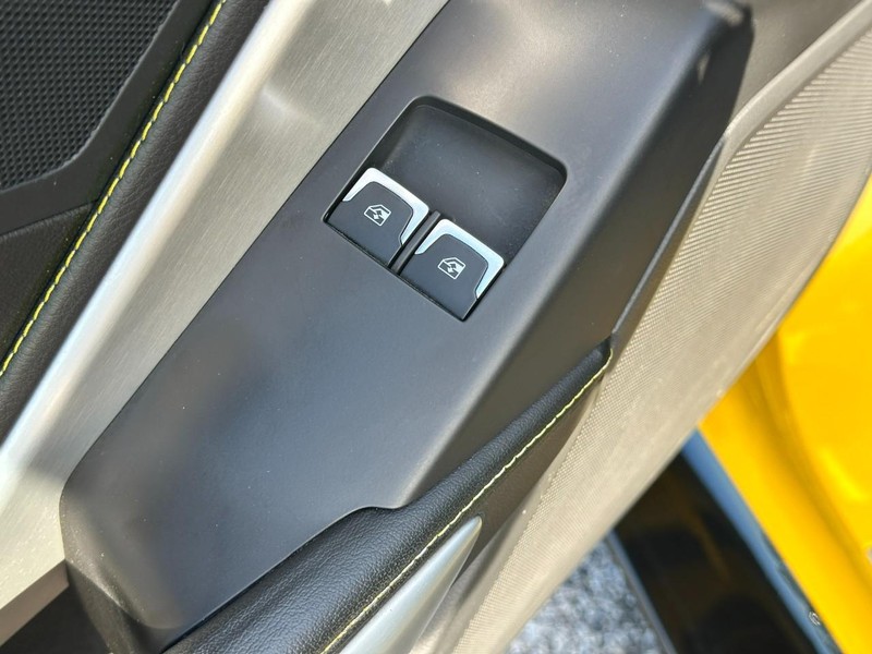 Chevrolet Corvette Vehicle Full-screen Gallery Image 13