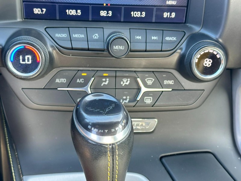 Chevrolet Corvette Vehicle Full-screen Gallery Image 18