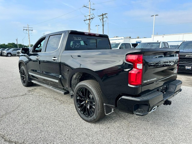 Chevrolet Silverado 1500 Vehicle Full-screen Gallery Image 3