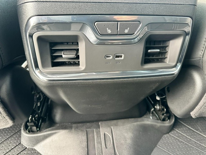 Chevrolet Silverado 1500 Vehicle Full-screen Gallery Image 5