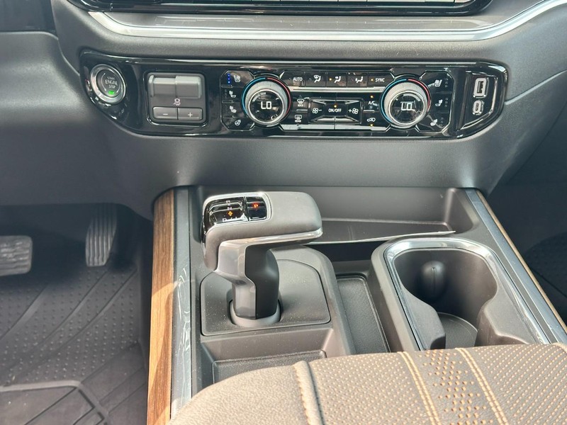 Chevrolet Silverado 1500 Vehicle Full-screen Gallery Image 10