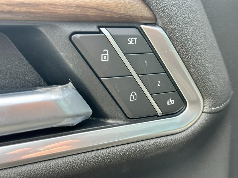 Chevrolet Silverado 1500 Vehicle Full-screen Gallery Image 12