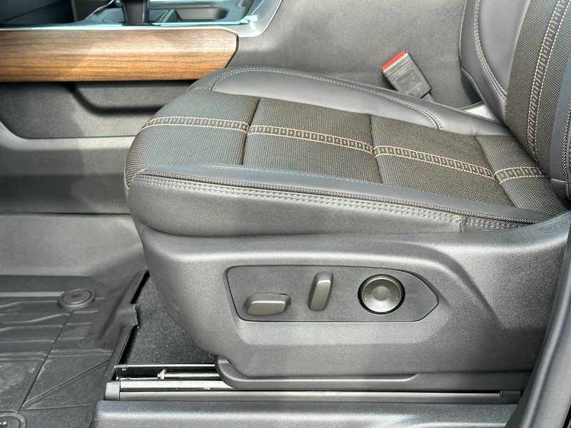 Chevrolet Silverado 1500 Vehicle Full-screen Gallery Image 13