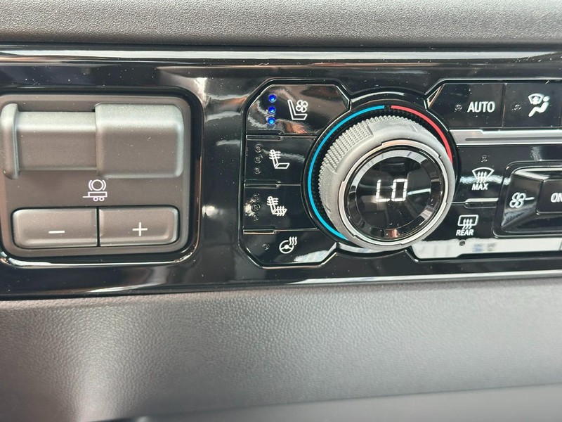 Chevrolet Silverado 1500 Vehicle Full-screen Gallery Image 16