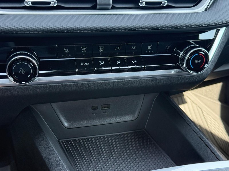 Chevrolet Equinox Vehicle Full-screen Gallery Image 13