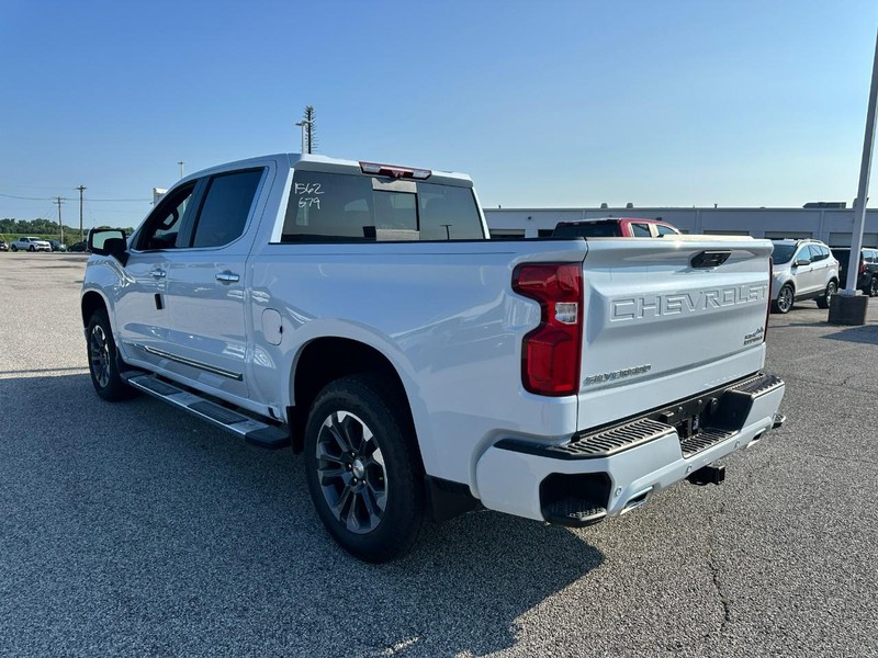 Chevrolet Silverado 1500 Vehicle Full-screen Gallery Image 3