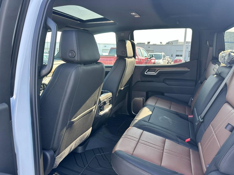Chevrolet Silverado 1500 Vehicle Full-screen Gallery Image 4