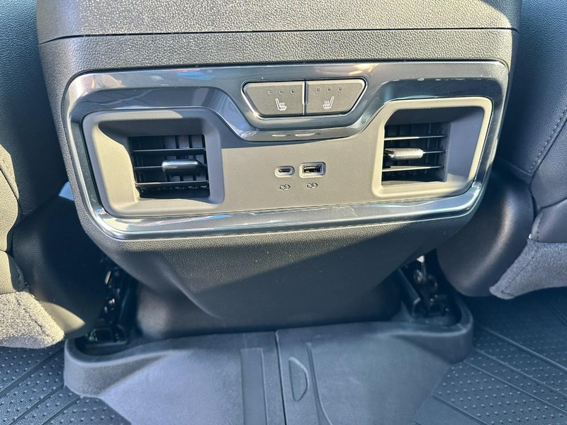 Chevrolet Silverado 1500 Vehicle Full-screen Gallery Image 5