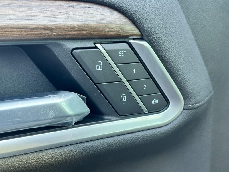 Chevrolet Silverado 1500 Vehicle Full-screen Gallery Image 12