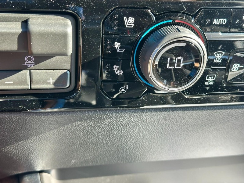 Chevrolet Silverado 1500 Vehicle Full-screen Gallery Image 16