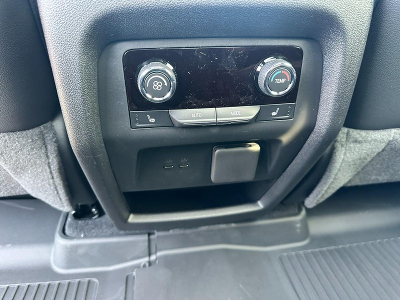 Chevrolet Traverse Vehicle Full-screen Gallery Image 6