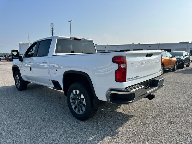 Chevrolet Silverado 2500HD Vehicle Full-screen Gallery Image 3