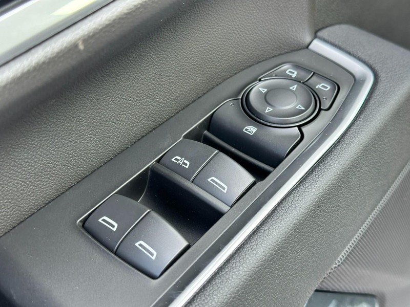 Chevrolet Silverado 2500HD Vehicle Full-screen Gallery Image 9