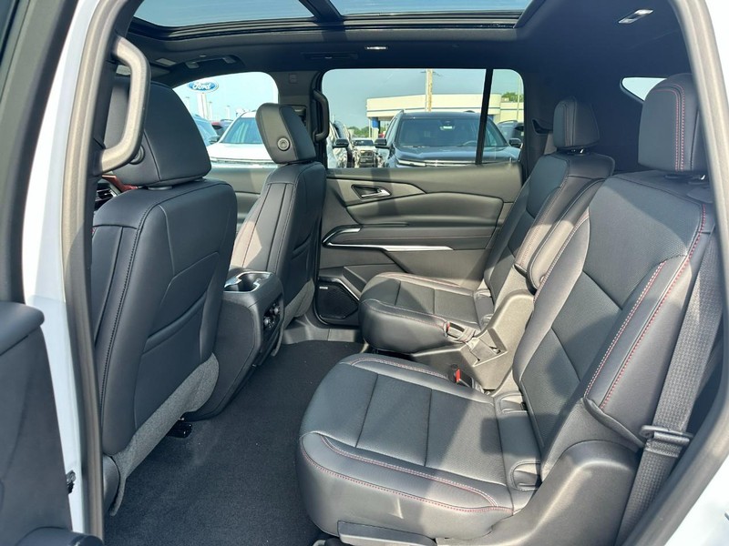 Chevrolet Traverse Vehicle Full-screen Gallery Image 4