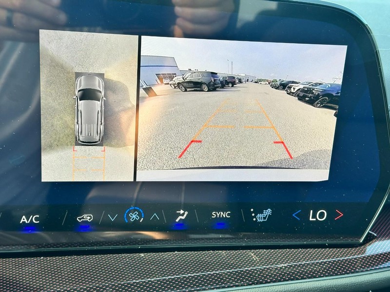 Chevrolet Traverse Vehicle Full-screen Gallery Image 15