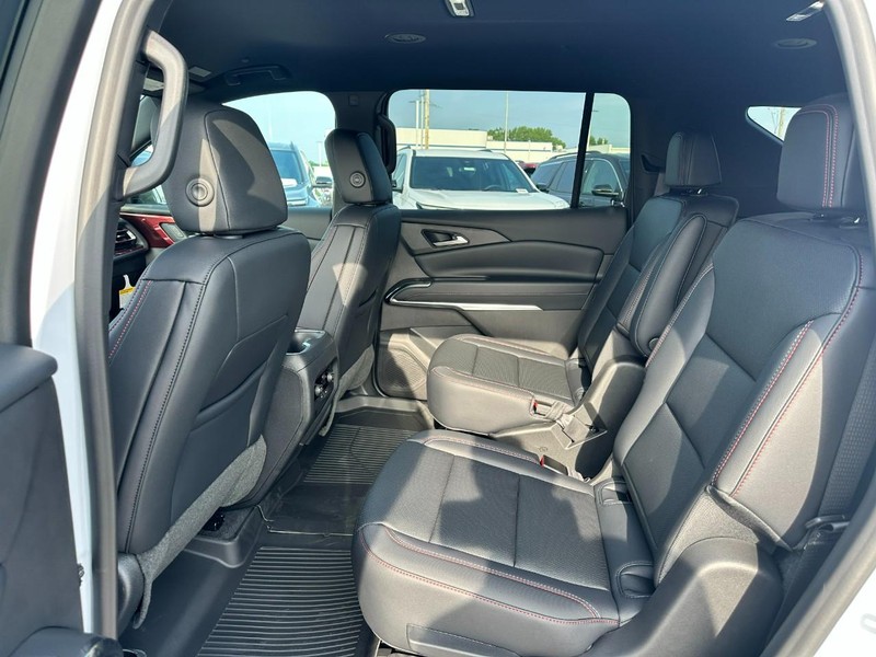 Chevrolet Traverse Vehicle Full-screen Gallery Image 4